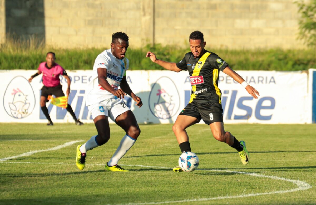 Moca gana y se acerca a semis