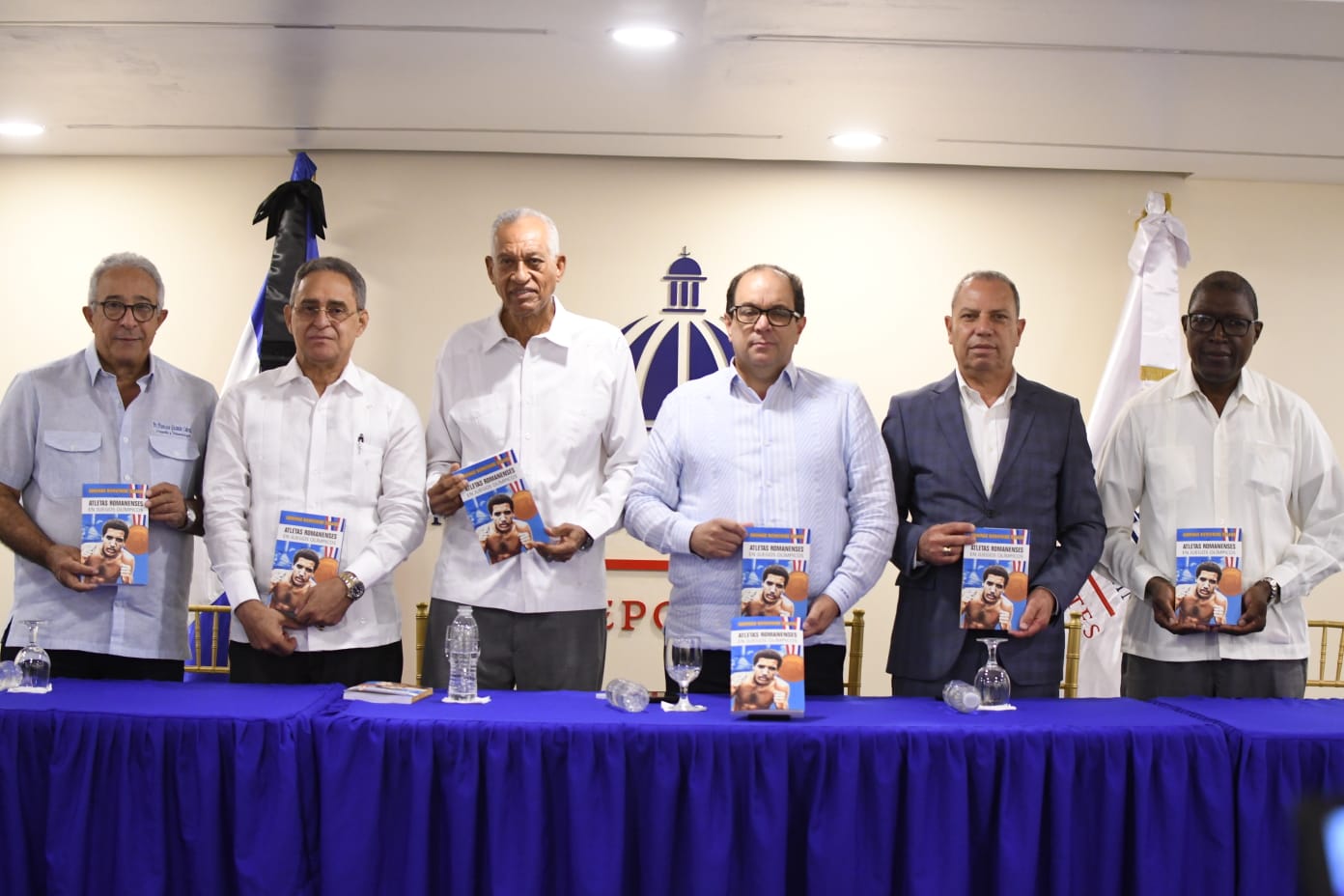 Solano pone a circular libro sobre atletas olímpicos de La Romana