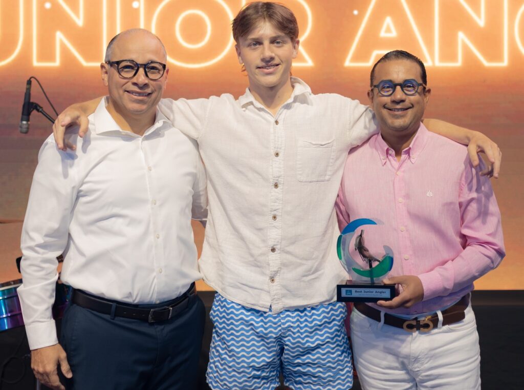 Best Overall Junior Angler - Will Manning, premiado por Silvano Suazo, dirctor de la Marina Cap Cana y Héctor Baltazar, vicepresidente d