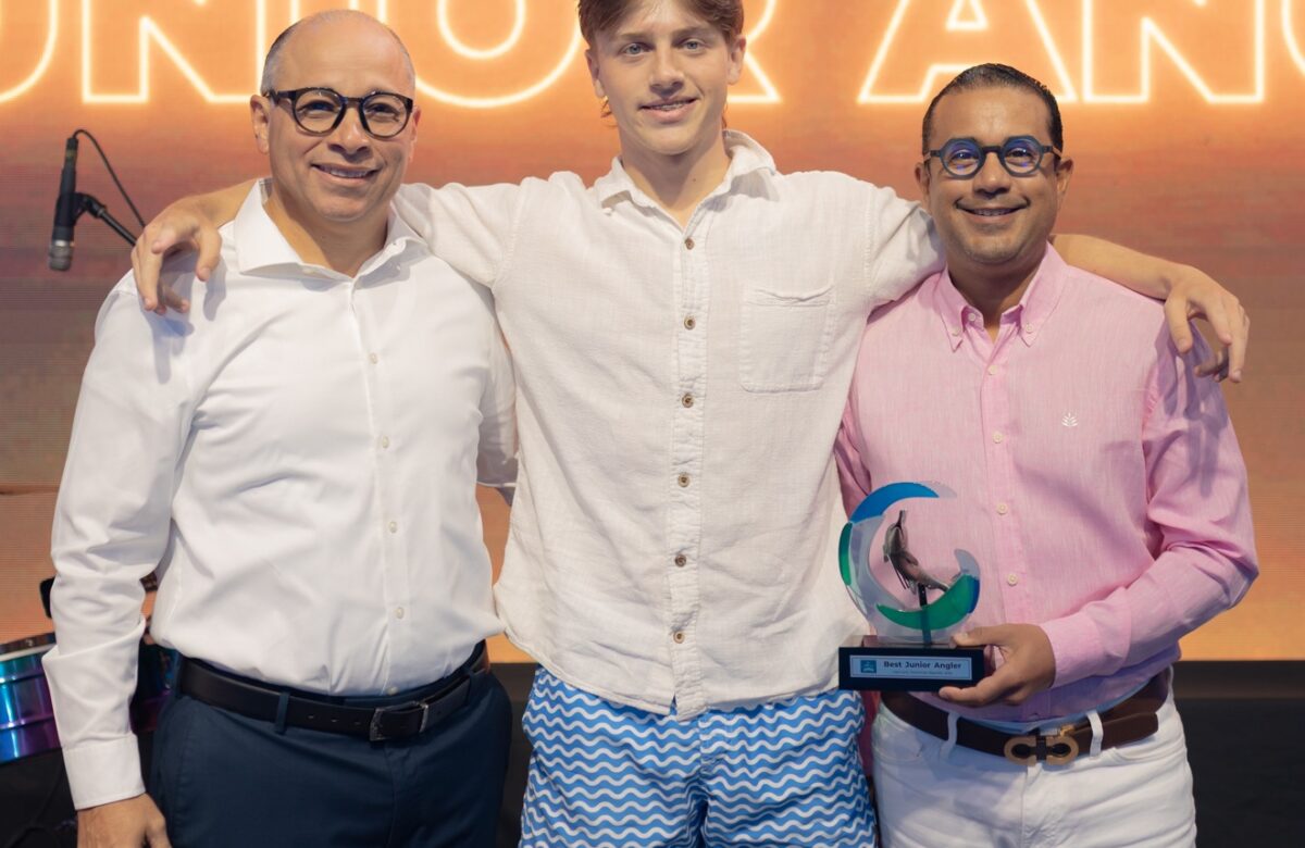 Best Overall Junior Angler - Will Manning, premiado por Silvano Suazo, dirctor de la Marina Cap Cana y Héctor Baltazar, vicepresidente d
