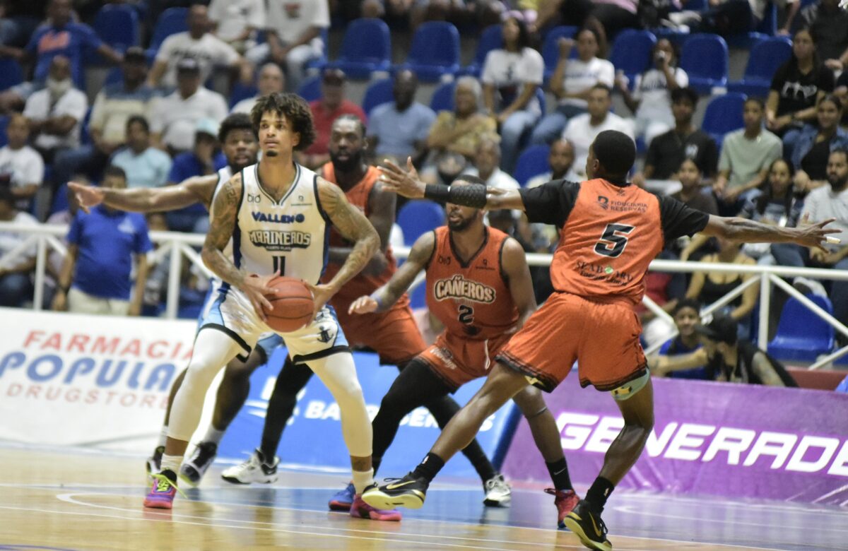 ANDERSON GARCÍA (11), MARINEROS_ YEISON COLOMÉ (2), Y LAMONTE BEARDEN (5), CAÑEROS