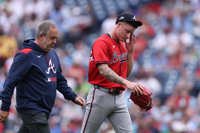 Los Bravos colocan a AJ Smith-Shawver en la lista de lesionados
