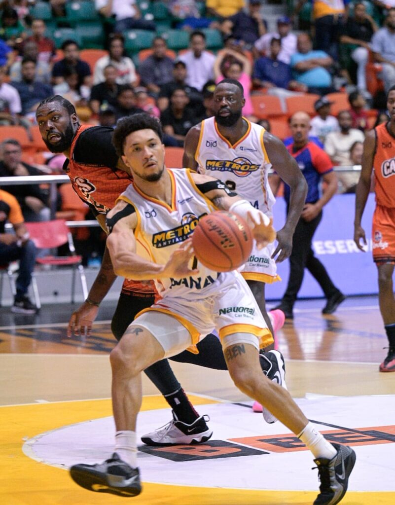 Los Metros de Santiago buscarán recuperarse este viernes 16 de mayo cuando reciban en casa a los Titanes del Distrito, en un partido pautado para las 8:00 de la noche en la Gran Arena del Cibao.