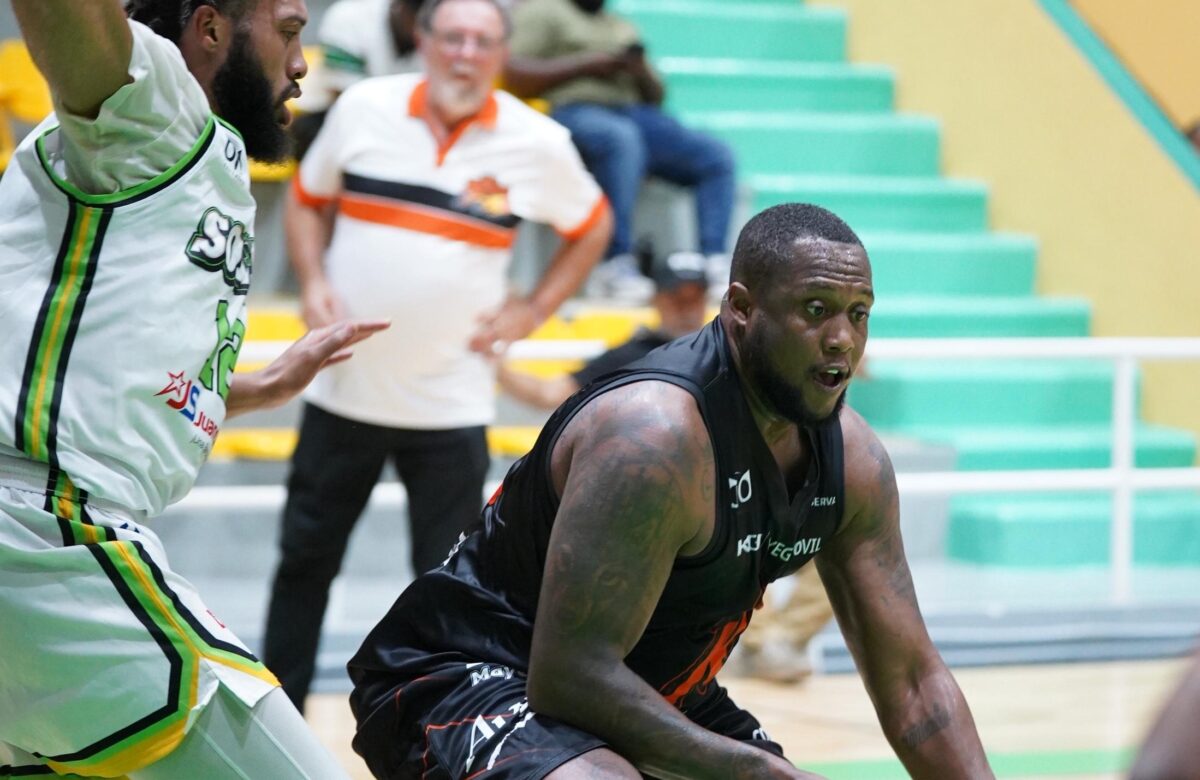 CHARLES MITCHELL (33) DE LOS REALES ATACA ANTE LA DEFENSA DE FAUSTO PICHARDO DE SOLES