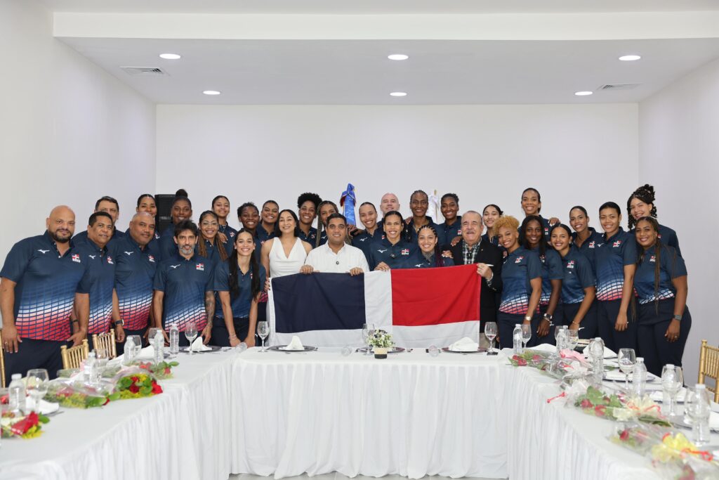 Kelvin Cruz entrega bandera de RD a las Reinas del Caribe que van a la LVN