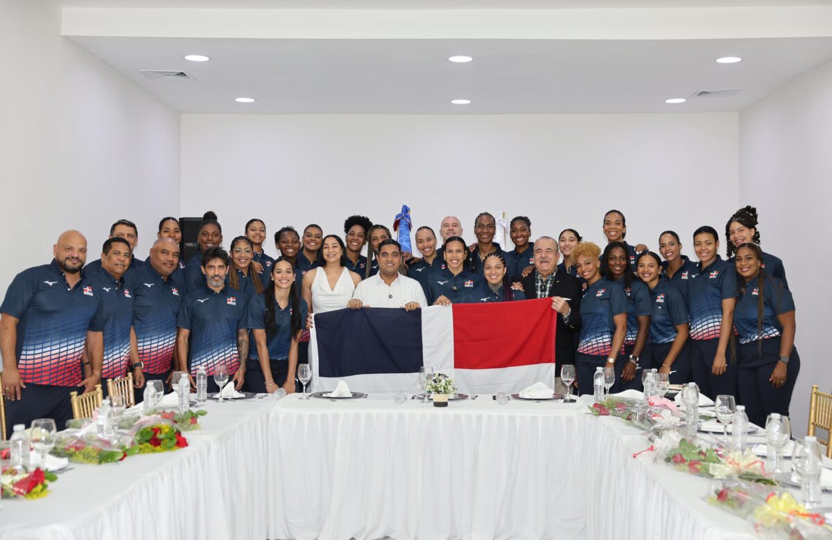 Kelvin Cruz entrega bandera de RD a las Reinas del Caribe que van a la LVN