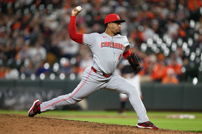 Dodgers adquieren al relevista Alexis Díaz desde los Rojos