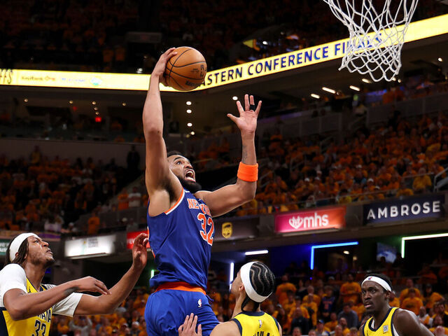 Karl Towns va al aor enel tercre juego de la final de conferencia Este entre Knicks de Nueva York e Indiana Pacers, en vivo por CDN Deportes