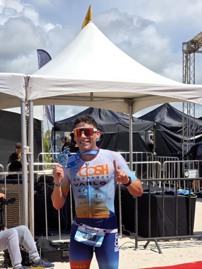 Boricua Javier Figueroa ratifica hegemonía en Ironman 70.3 Cap Cana, edición 2025.
