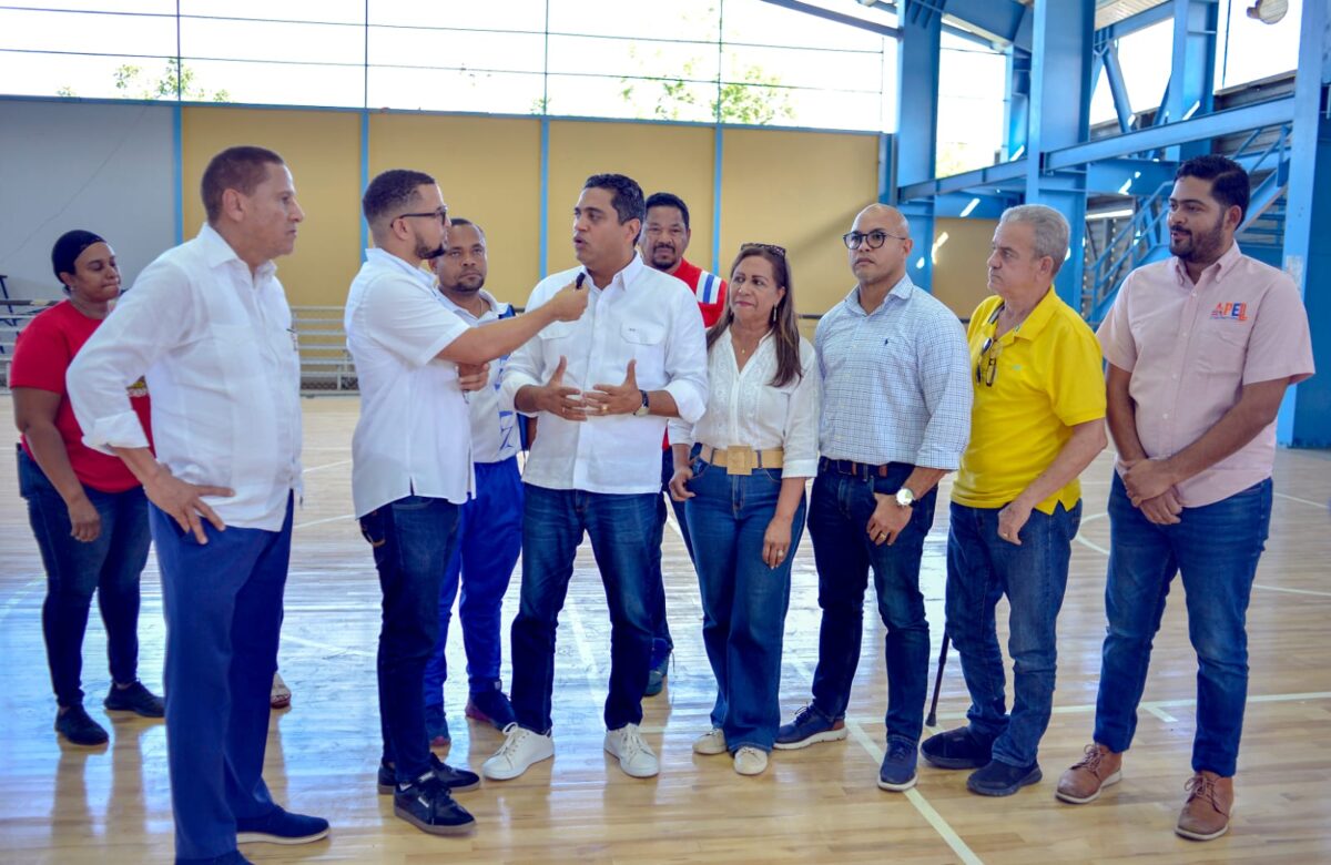 Kelvin Cruz supervisa trabajos en multiuso Garibaldi Almonte en Cotui
