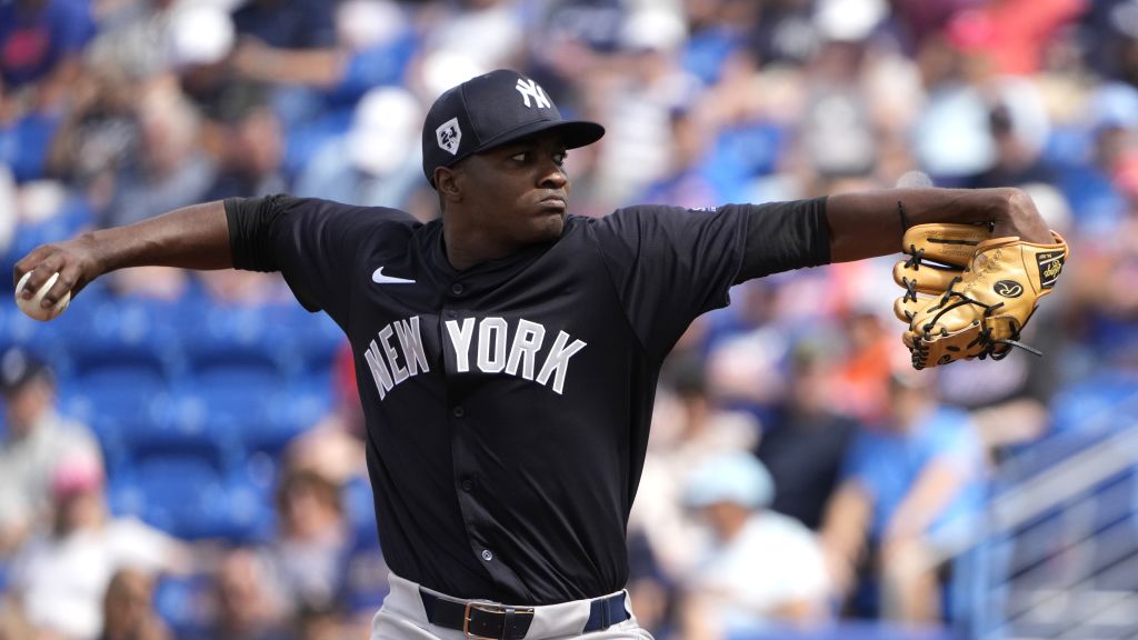 Yankees suben al dominicano Yerry de los Santos; Carrasco dejado libre