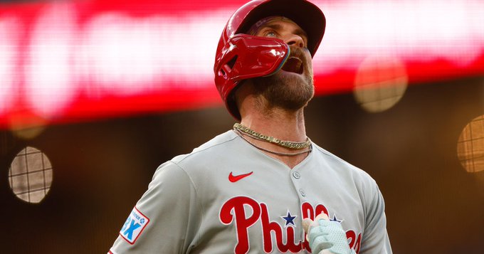 Bryce Harper recibe pelotazo en el codo y abandona juego vs. Bravos