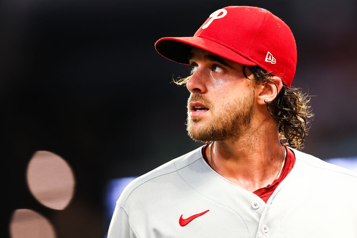 Aaron Nola estará fuera de acción por 2 semanas
