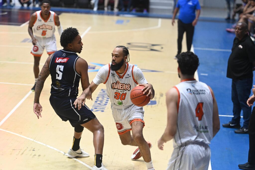 Anderes Norris de Cañeros ataca, ante la defensa de Marineros en la acción de la LNB