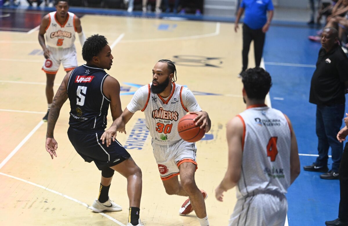Anderes Norris de Cañeros ataca, ante la defensa de Marineros en la acción de la LNB