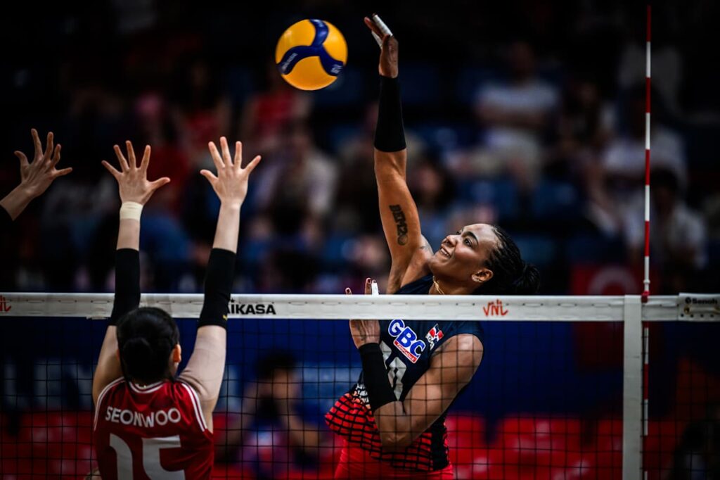 Brayelín Martínez ataca por las Reinas del Caribe frente a Corea en Liga de Naciones