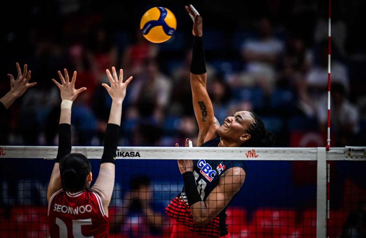 Brayelín Martínez ataca por las Reinas del Caribe frente a Corea en Liga de Naciones