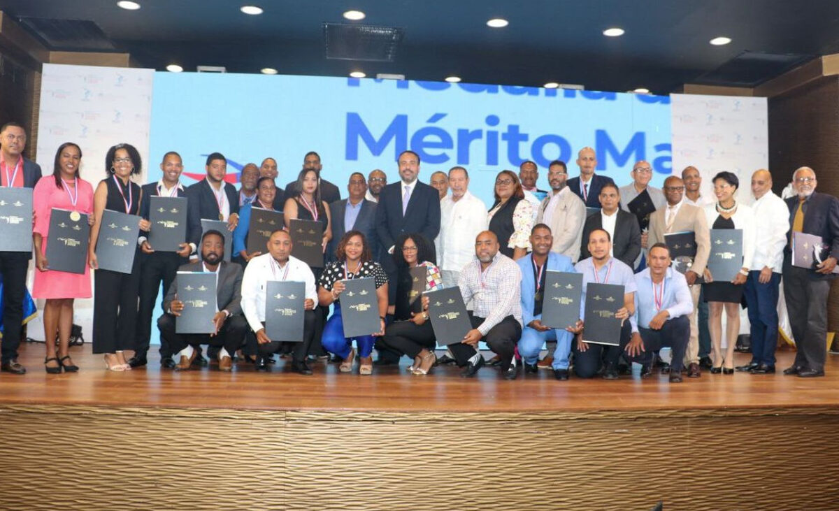 El director ejecutivo del Instituto Nacional de Educación Física (INEFI), Alberto Rodriguez Mella, encabezó la décima gala de premiación “Medalla al Mérito Magisterial en Educación Física 2023-2024