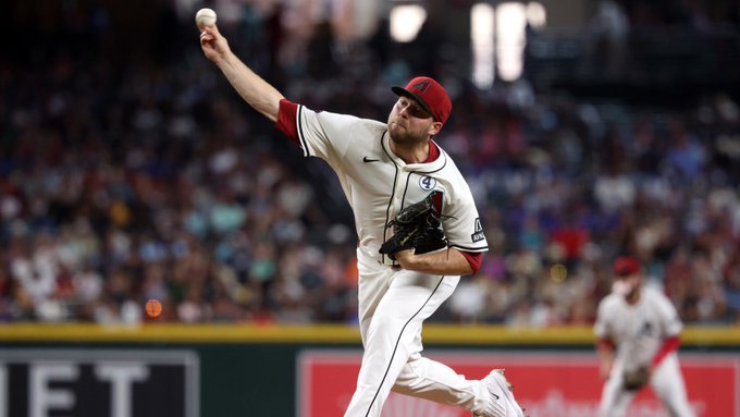Corbin Burnes se someterá a una cirugía Tommy John