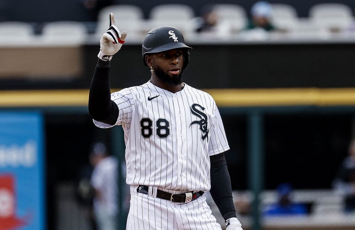 Luis Robert Jr. salió del  juego de Medias Blancas por aparente lesión en la corva