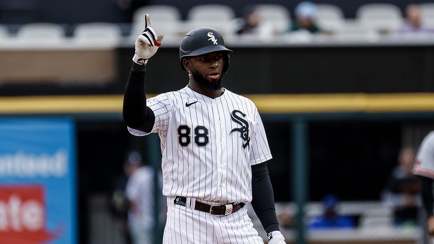 Luis Robert Jr. salió del  juego de Medias Blancas por aparente lesión en la corva
