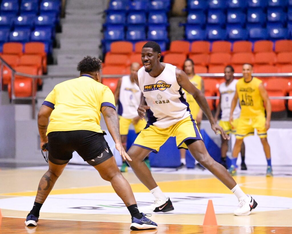 Henry Sims se integra a los Metros, impresiona en su primer entrenamiento