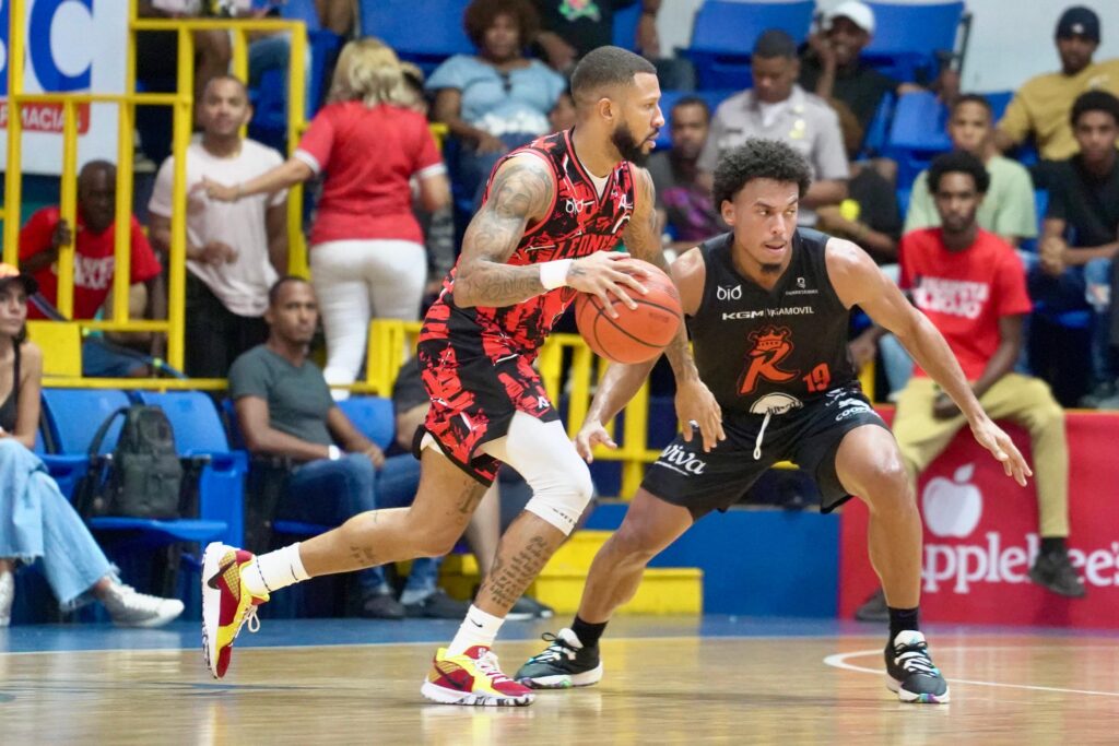 Jaison Valdez de Leones ataca ante la marca de Reales de La Vega