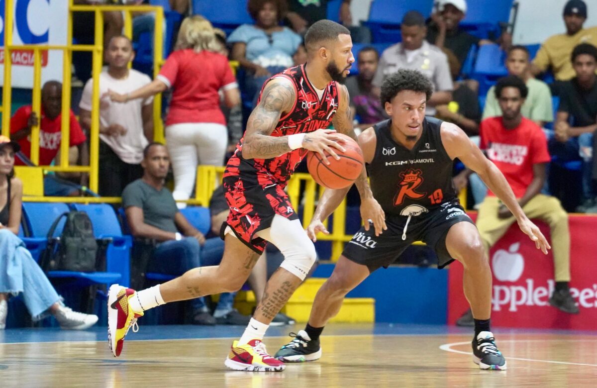 Jaison Valdez de Leones ataca ante la marca de Reales de La Vega