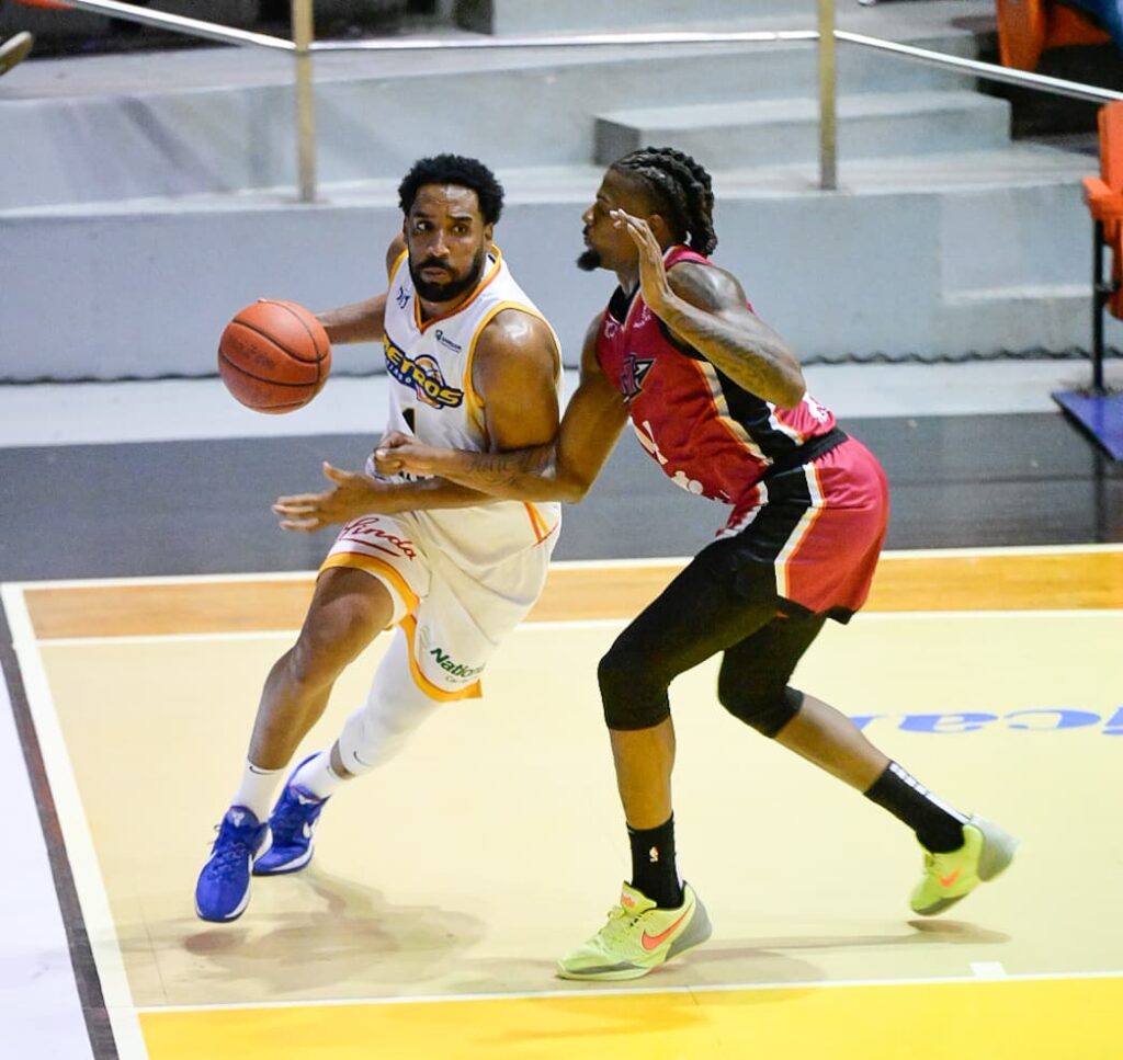 Juan Guerrero de los Metros ataca ante la marca de Miguel Simón de los Indios en la LNB