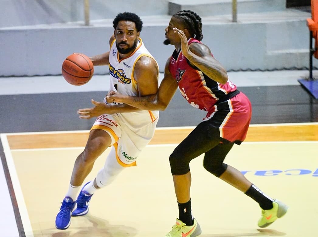 Juan Guerrero de los Metros ataca ante la marca de Miguel Simón de los Indios en la LNB