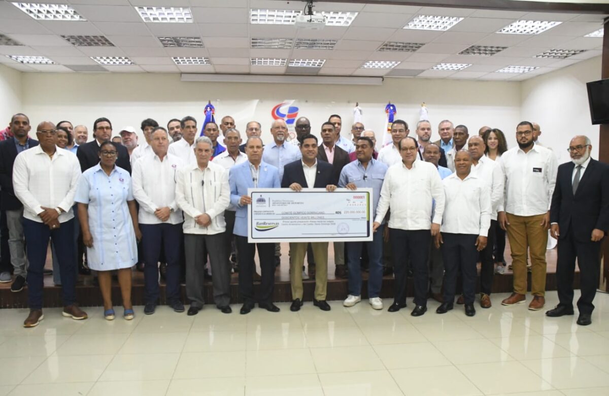Ministro Kelvin Cruz entrega fondo para la preparación de los atletas para preparación Juegos Centroamericanos y del Caribe Santo Domingo 2026