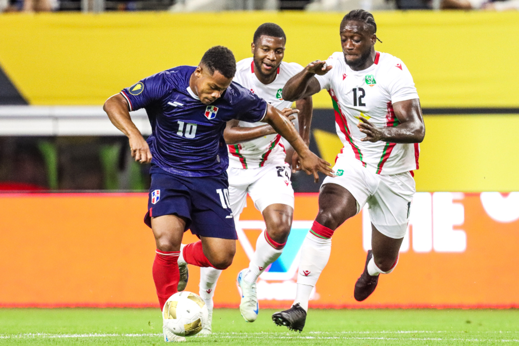 Ronaldo Vasquez de la Selección Dominicana de Fútbol ataca ante la defensa de Surinam