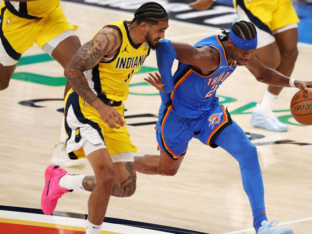Shai Gilgeous-Alexander de Oklahoma City Thunder ataca, ante la marca de Obi Topin de Indiana Pacers en el juego 2 de la final de la NBA