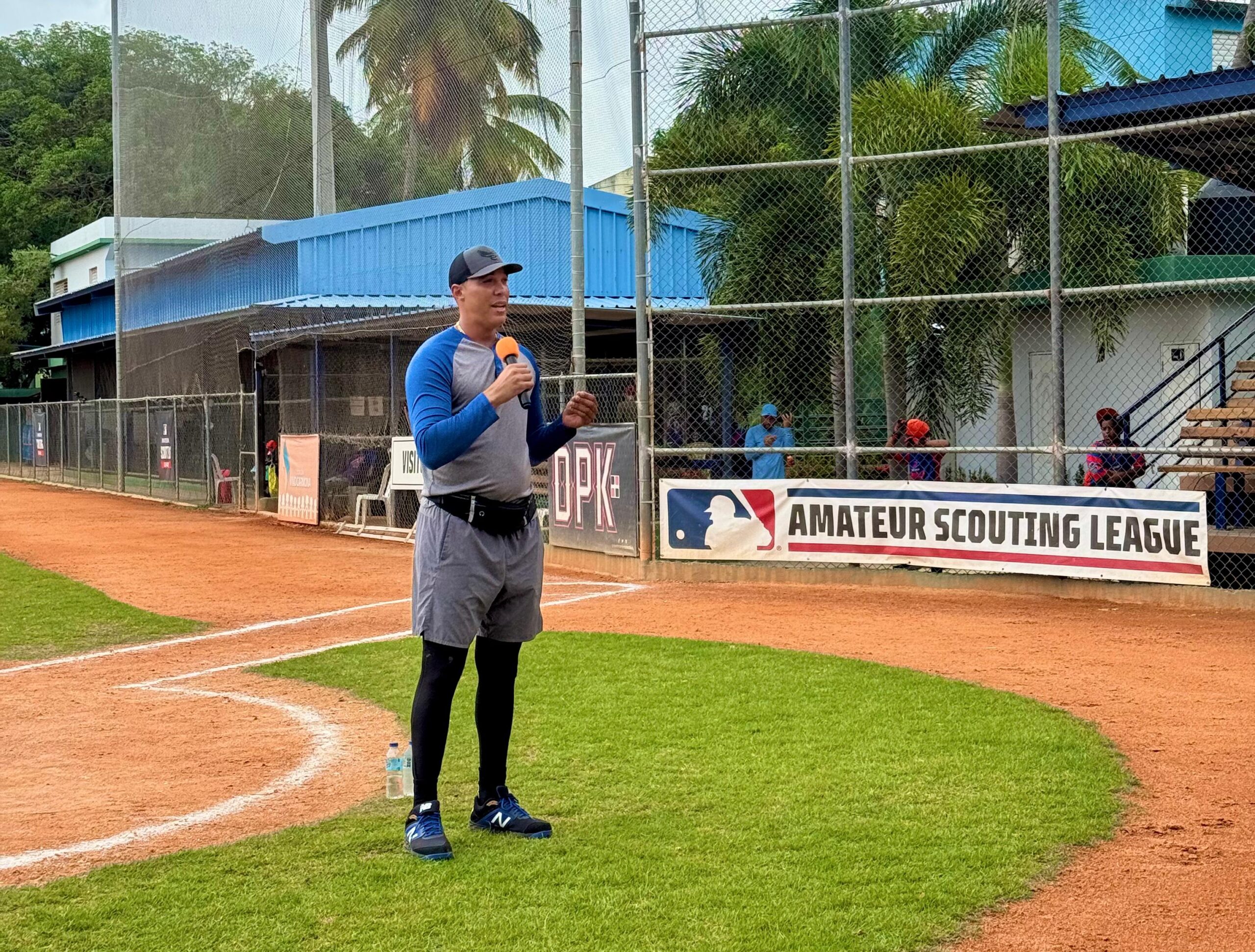 Exlanzador Ubaldo Jiménez imparte charla a jugadores de la ASL