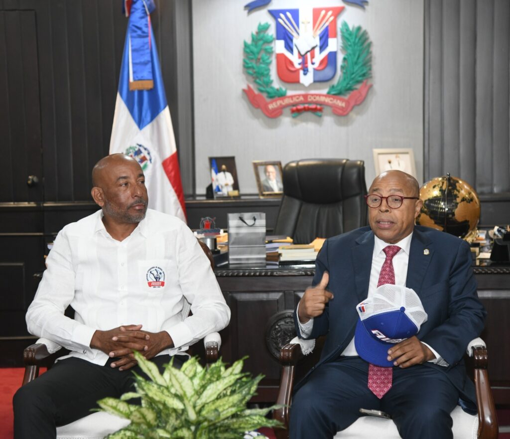 AIBI visita Alfredo Pacheco para tratar temas sobre protección al béisbol dominicano