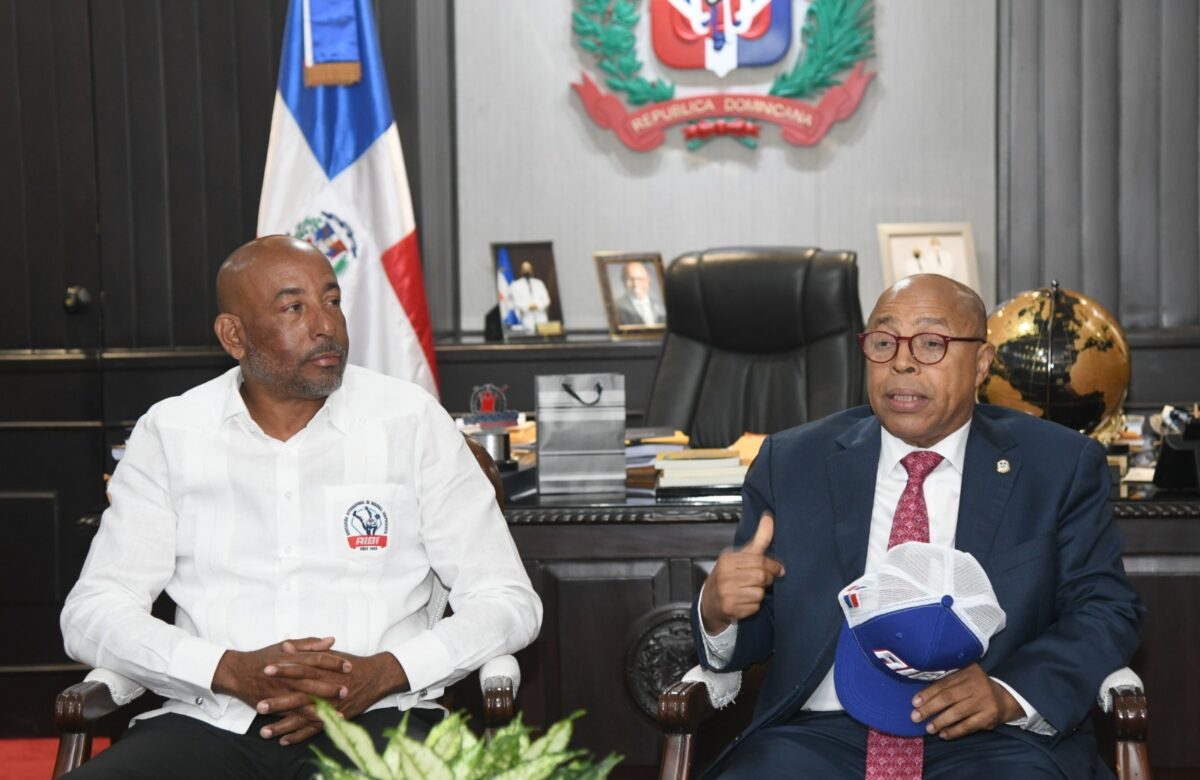 AIBI visita Alfredo Pacheco para tratar temas sobre protección al béisbol dominicano