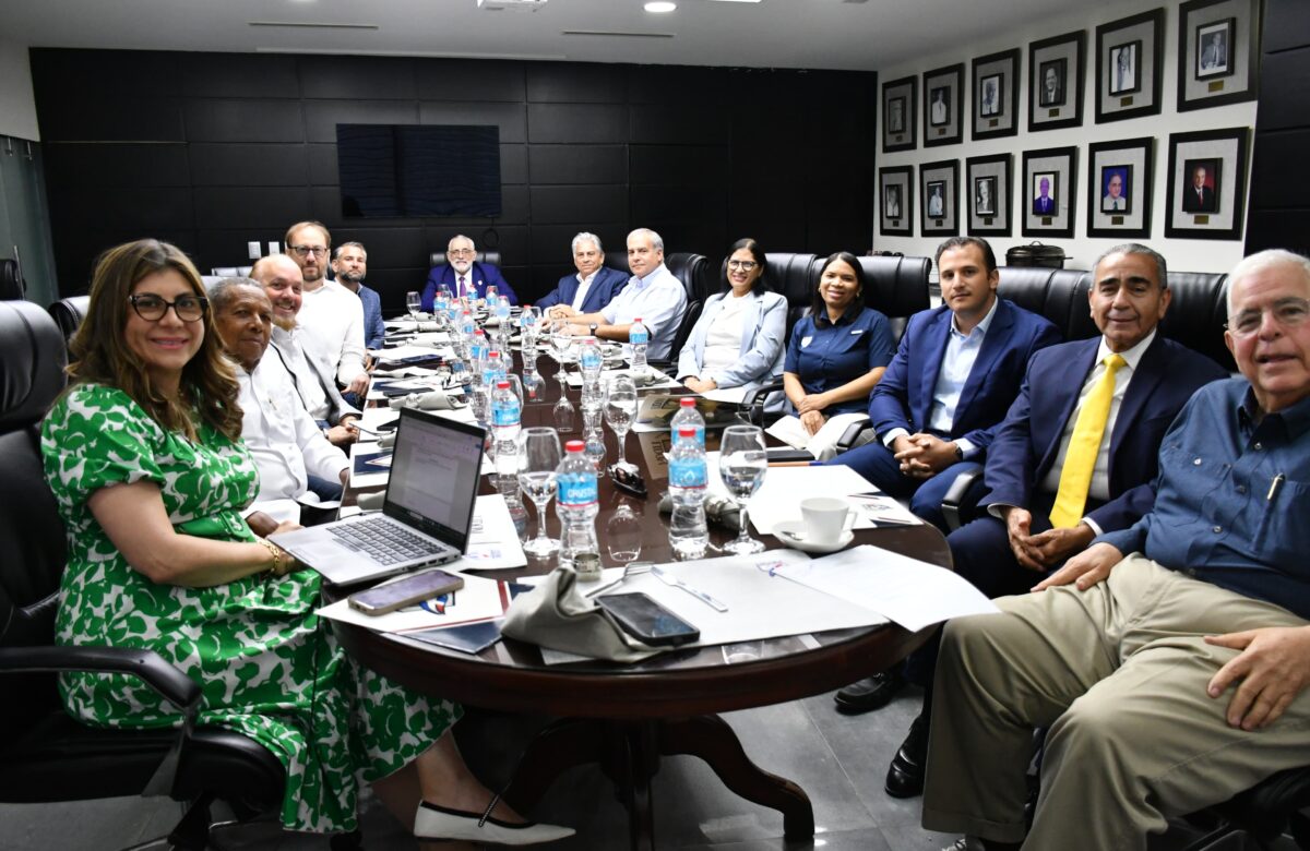 Equipos de LIDOM reeligen a unanimidad a Vitelio Mejía