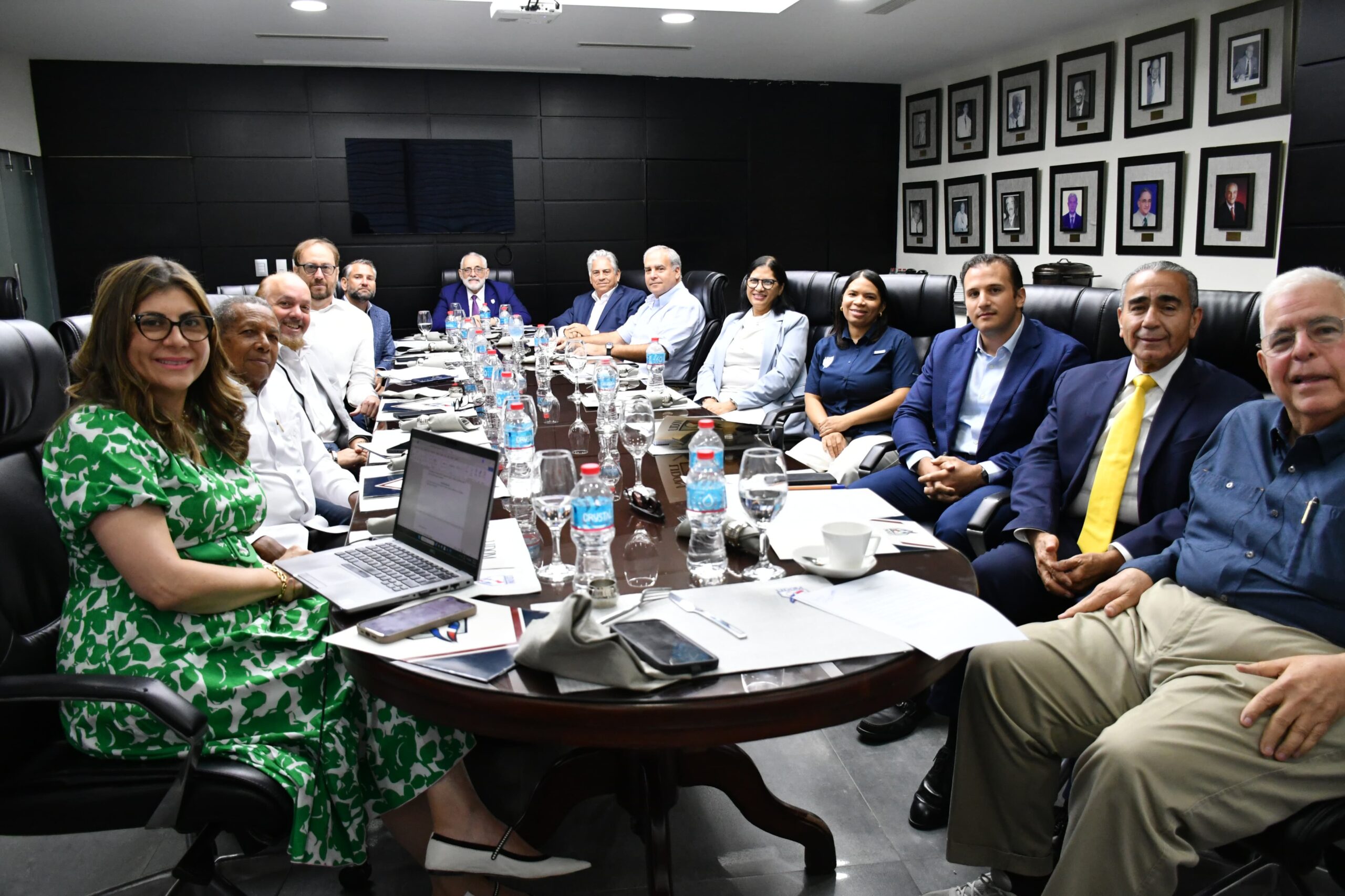 Equipos de LIDOM reeligen a unanimidad a Vitelio Mejía
