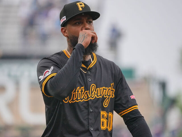 Dennis Santana de los Piratas le pega a un fanático en el bullpen