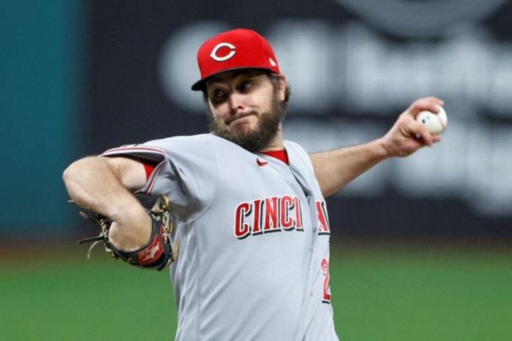 Rojos inhabilitan a Hunter Greene y firman al veterano Wade Miley