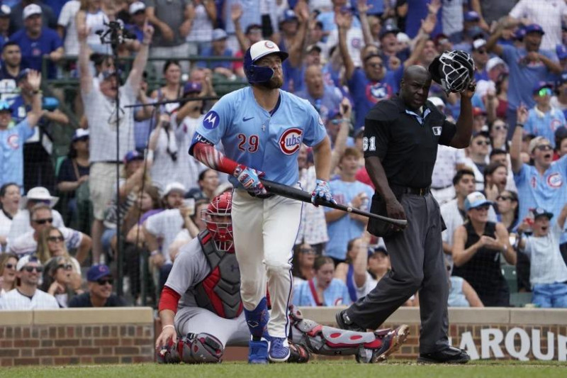 Michael Busch conecta 3 HR y Cachorros vencen a Cardenales