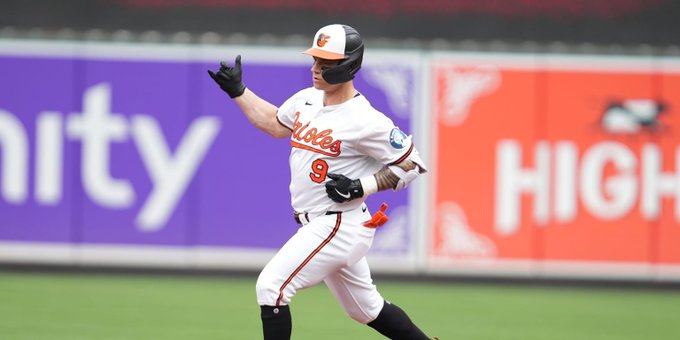 Tyler O’Neill la bota por 4to día seguido y los Orioles aplastan a los Azulejos