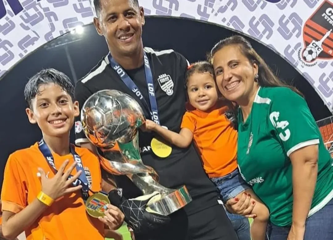 Miguel Lloyd: Bajo los tres palos y dentro del corazón de sus hijos