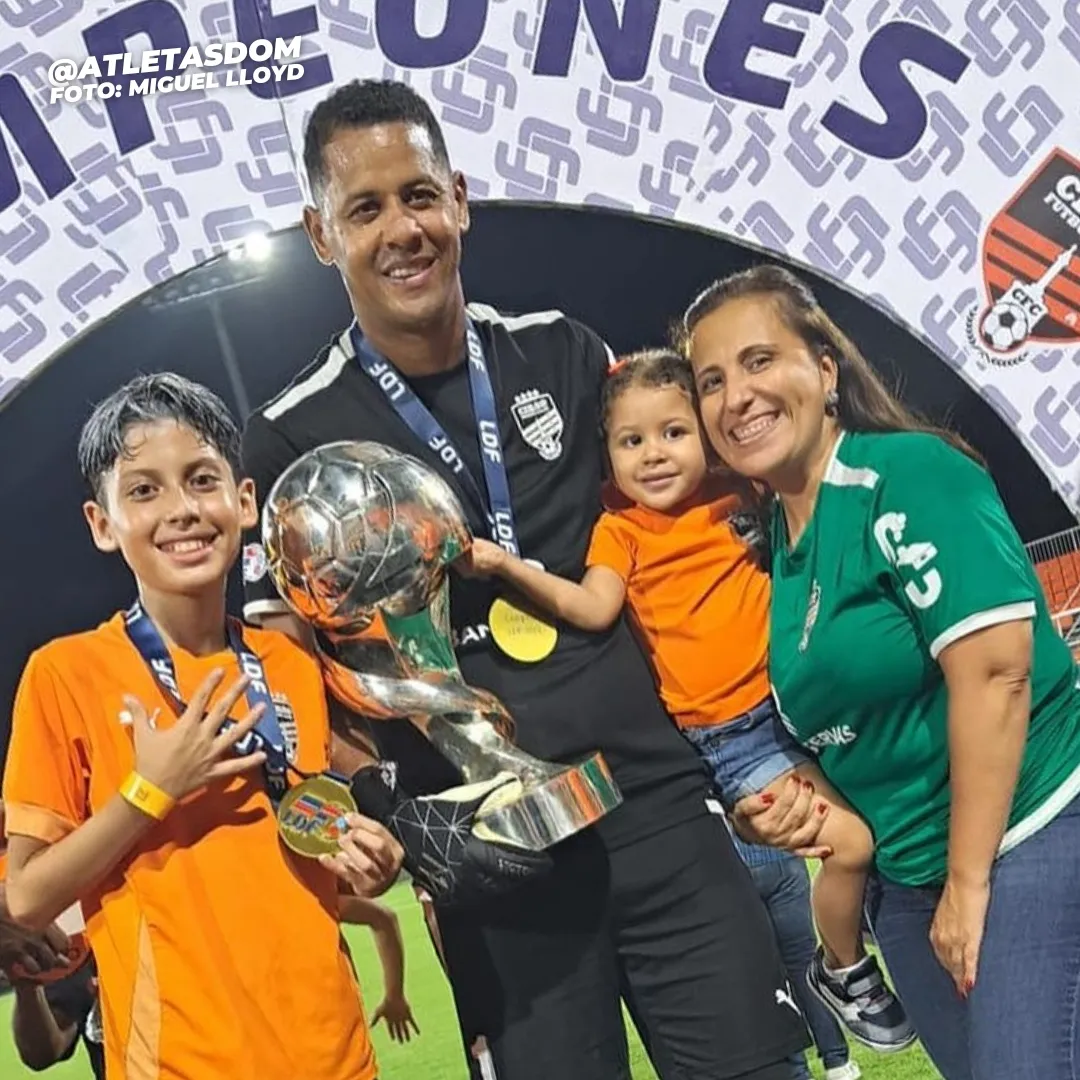 Miguel Lloyd: Bajo los tres palos y dentro del corazón de sus hijos