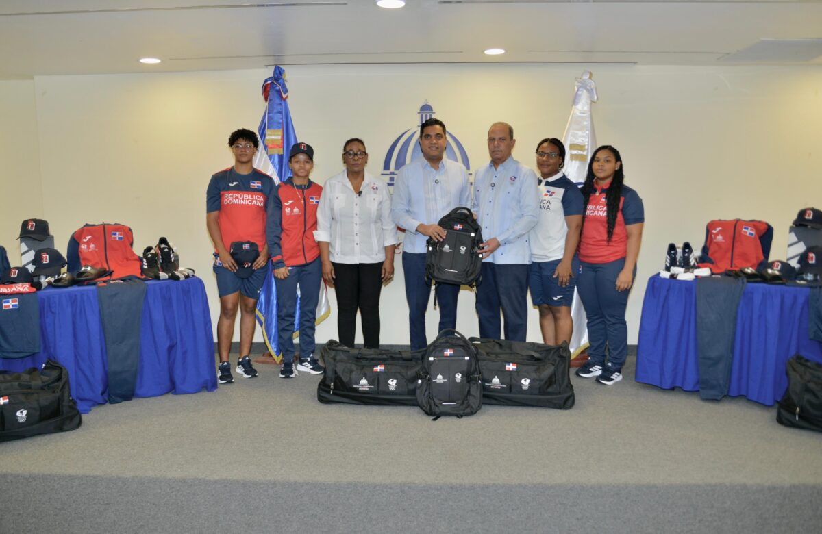 Kelvin Cruz entrega indumentaria que usarán atletas en Juegos Panamericanos Junior