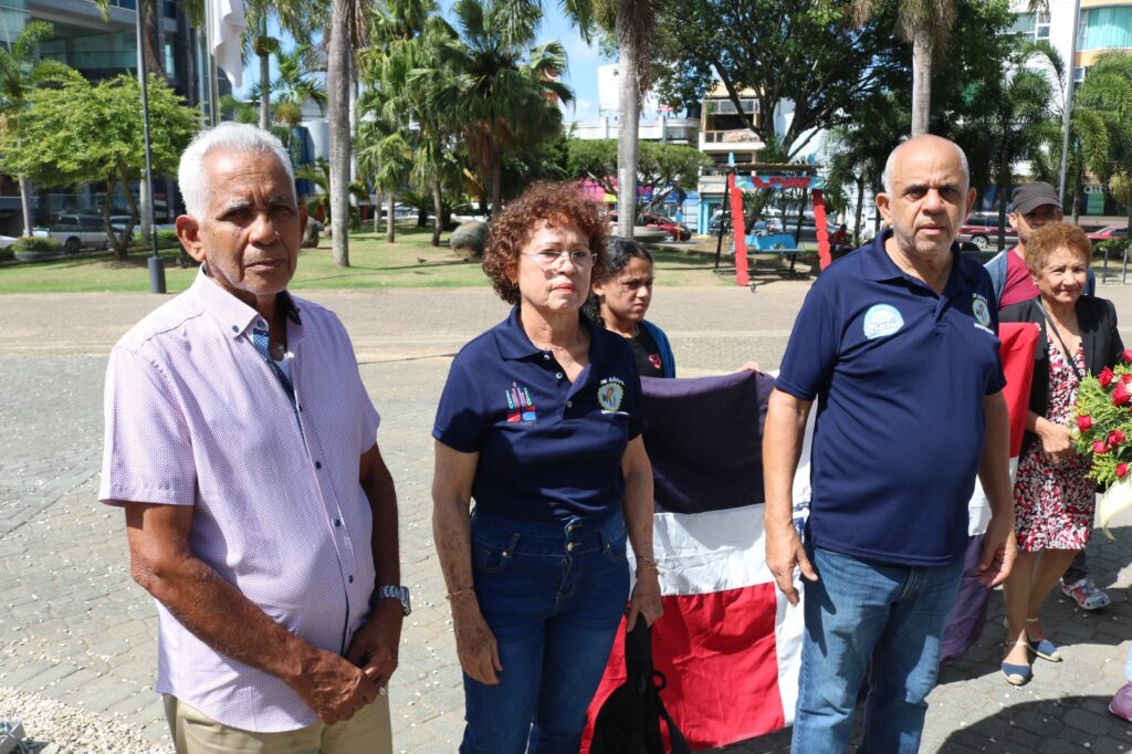 Unión Deportiva de Duarte realiza una ofrenda floral ante la estatua del Juan Pablo Duarte y Díez
