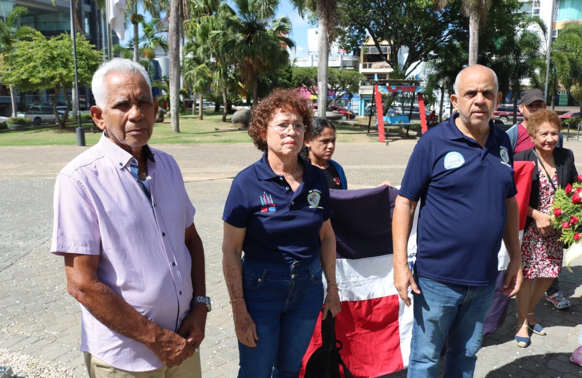 Unión Deportiva de Duarte realiza una ofrenda floral ante la estatua del Juan Pablo Duarte y Díez
