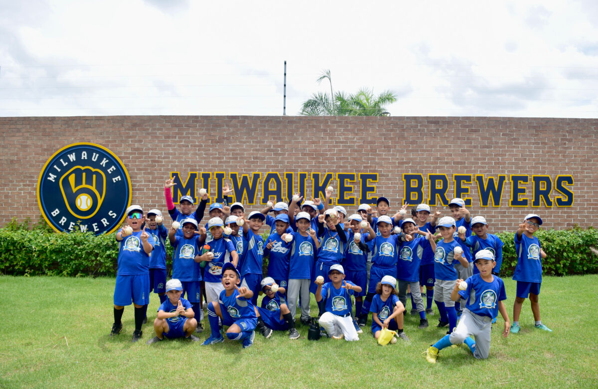 Licey Summer Camp visita academias de MLB en el país