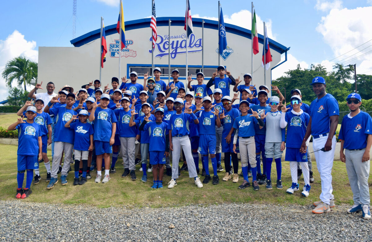 Licey Summer Camp visita academia Reales de Kansas City
