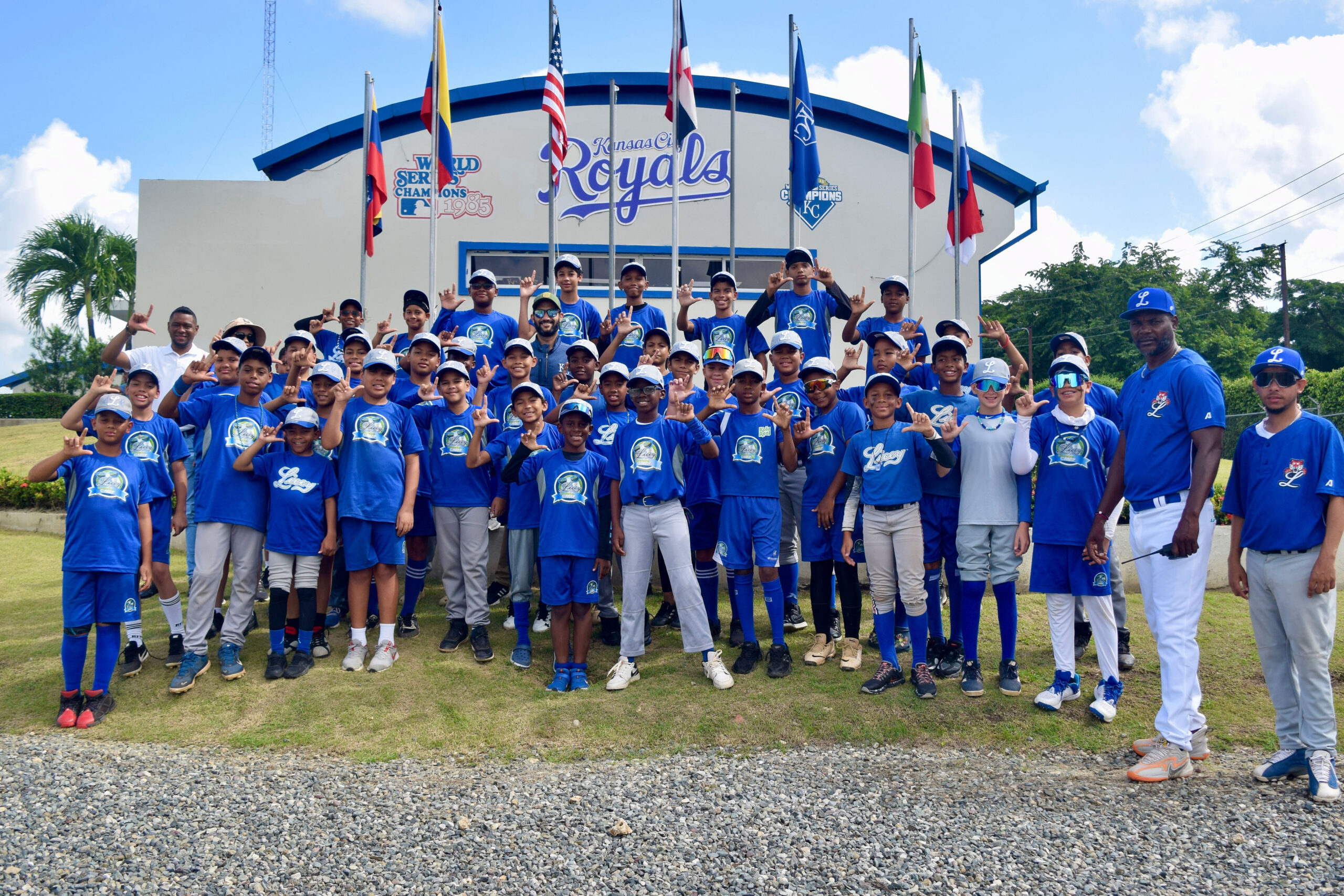 Licey Summer Camp visita academia Reales de Kansas City